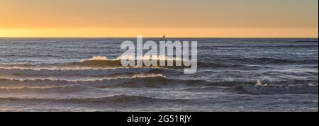 Krachende Wellen im Pazifischen Ozean bei Sonnenuntergang Stockfoto