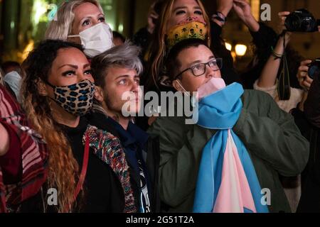 Stadt Buenos Aires, Stadt Buenos Aires, Argentinien. Juni 2021. INT. WorldNews. 24. Juni 2021. Stadt Buenos Aires, Argentinien. Trans People feiern am 24. Juni 2021 auf dem Nationalkongress der Stadt Buenos Airs, Argentinien, die Genehmigung des Gesetzes über die freie Beschäftigung von Trans-Stellen 'Diana Sacayan - Lohana Berkins', das den beiden Trans-Aktivisten gezollt wurde, dass öffentliche und/oder staatliche Institutionen mindestens 1 % der Trans-Personen beschäftigen müssen. Quelle: Julieta Ferrario/ZUMA Wire/Alamy Live News Stockfoto