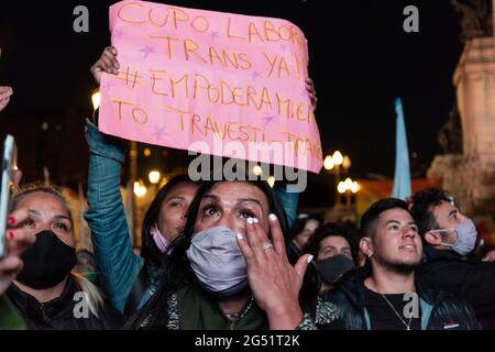 Stadt Buenos Aires, Stadt Buenos Aires, Argentinien. Juni 2021. INT. WorldNews. 24. Juni 2021. Stadt Buenos Aires, Argentinien. Trans People feiern am 24. Juni 2021 auf dem Nationalkongress der Stadt Buenos Airs, Argentinien, die Genehmigung des Gesetzes über die freie Beschäftigung von Trans-Stellen 'Diana Sacayan - Lohana Berkins', das den beiden Trans-Aktivisten gezollt wurde, dass öffentliche und/oder staatliche Institutionen mindestens 1 % der Trans-Personen beschäftigen müssen. Quelle: Julieta Ferrario/ZUMA Wire/Alamy Live News Stockfoto