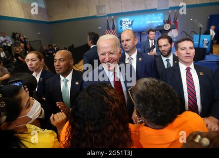 Raleigh, North Carolina, USA. Juni 2021. Präsident JOE BIDEN begrüßt Unterstützer, nachdem er während seines Besuchs im Green Road Community Center als Teil seiner Bemühungen, die Menschen zu ermutigen, den COVID-19-Impfstoff zu erhalten, gesprochen hat. Der Besuch in der Landeshauptstadt ist Teil des „Nationalen Aktionsmonats“ von Biden, einer landesweiten Anstrengung, bis Juli 4 70 % der Erwachsenen zumindest teilweise geimpft zu bekommen. Die N.C. Das Ministerium für Gesundheit und menschliche Dienste berichtete, dass nur 55 % der Erwachsenen im Staat eine Dosis des Impfstoffs erhalten haben. Quelle: Bob Karp/ZUMA Wire/Alamy Live News Stockfoto