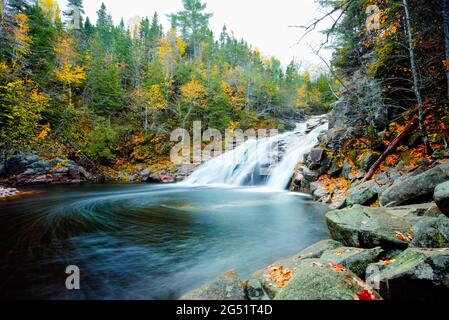 Mary Ann Falls in Cape Breton, Nova Scotia in der Herbstsaison. Wunderschöne Wasserfälle im Herbst Laub Landschaft orange Ahornblätter. Stockfoto