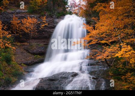 Nahaufnahme des hohen Wasserfallflusses in der Herbstsaison. Sprudelnde Wasserfalle in einer herbstlichen Waldlandschaft. Blick auf die Beulach Ban Wasserfälle in Cape Breton. Stockfoto