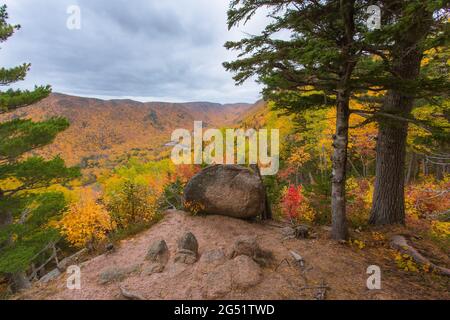 Wunderschöne Landschaft des Tals, gesehen durch einen Aussichtspunkt auf dem Franey Trail, Cape Breton Highlands, Nova Scotia, Kanada Stockfoto