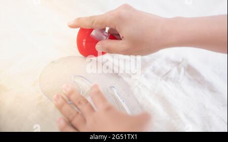 Nahaufnahme der Schneidertisch mit weiblichen Händen zeichnen Stoff mit Kurve Lineal für die Herstellung eines Musters für Kleidung in Werkstatt-Studio. Stockfoto