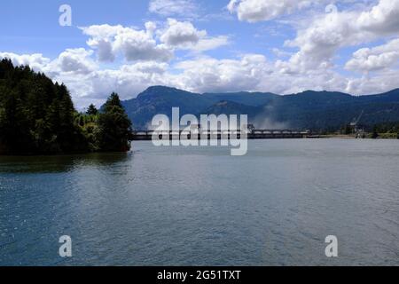 Blick auf den Bonneville Dam am Columbia River in der Nähe von Cascade Locks, Oregon Stockfoto