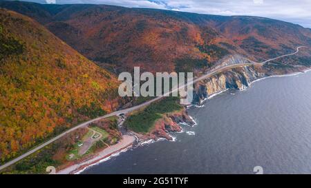 Luftaufnahmen des weltberühmten Cabot Trail entlang der malerischen Küstenstraße mit Blick auf den blauen Atlantik, Cape Breton, Nova Scotia, Kanada Stockfoto