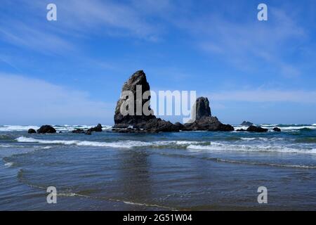 Felsausbeuten in der Nähe von Haystack Rock in Cannon Beach, Oregon Stockfoto