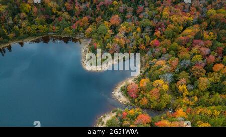 Wunderschöne Luftaufnahmen der Herbstfärbung im LONGLAKE Provincial Park, Halifax, Nova Scotia. Herbstfarben von Nova Scotia, Kanada Stockfoto