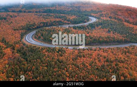 Kurvenreiche und malerische Straßen auf dem weltberühmten Cabot Trail in den MacKenzie Mountains, Cape Breton Islands. Luftaufnahmen von der schönen Panoramastraße. Stockfoto