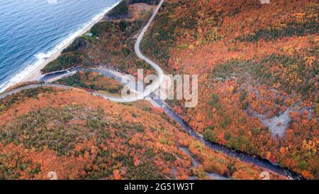 Kurvenreiche und malerische Straßen auf dem weltberühmten Cabot Trail in den MacKenzie Mountains, Cape Breton Islands. Luftaufnahmen von der schönen Panoramastraße. Stockfoto