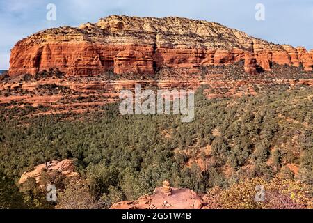 Blick auf die Wüste von der Devil’s Bridge, Sedona, Arizona, USA Stockfoto