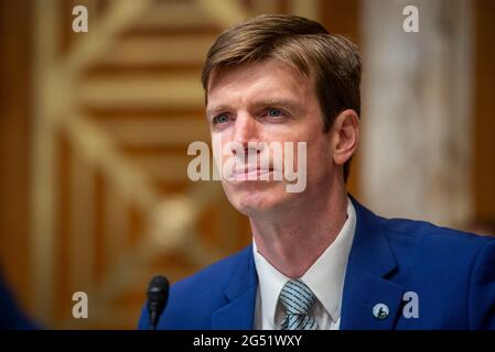 Collin O'Mara, Präsident und CEO der National Wildlife Federation, erscheint während einer Anhörung des Senatsausschusses für Energie und natürliche Ressourcen, um den Infrastrukturbedarf des US-Energiesektors, des westlichen Wassersektors, Und öffentliche Grundstücke, einschließlich einer ursprünglichen Rechnung, die in die Energie- und Outdoor-Infrastruktur der Vereinigten Staaten investiert, um neue und innovative Technologien zu implementieren, die bestehende Infrastruktur zu aktualisieren, um zuverlässig und widerstandsfähig zu sein, Und die Energieinfrastruktur im Dirksen Senate Office Building in Washington, DC, Donnerstag, 24. Juni 2021, gegen physische und Cyber-Bedrohungen zu sichern. Kredit: Stockfoto