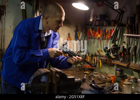 Facharbeiter der Waffenwerkstatt Reparatur von Kleinkaliber-Handfeuerwaffen Stockfoto