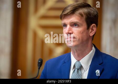 Collin O'Mara, Präsident und CEO der National Wildlife Federation, erscheint während einer Anhörung des Senatsausschusses für Energie und natürliche Ressourcen, um den Infrastrukturbedarf des US-Energiesektors, des westlichen Wassersektors, Und öffentliche Grundstücke, einschließlich einer ursprünglichen Rechnung, die in die Energie- und Outdoor-Infrastruktur der Vereinigten Staaten investiert, um neue und innovative Technologien zu implementieren, die bestehende Infrastruktur zu aktualisieren, um zuverlässig und widerstandsfähig zu sein, Und die Energieinfrastruktur im Dirksen Senate Office Building in Washington, DC, Donnerstag, 24. Juni 2021, gegen physische und Cyber-Bedrohungen zu sichern. Kredit: Stockfoto