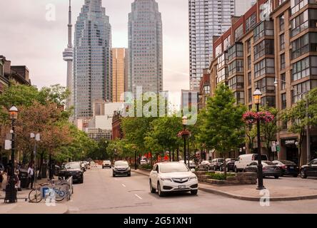 TORONTO, KANADA - 06 05 2021: Blick im Sommer entlang der Front Street mit Brookfield Place Towers, Royal Bank Plaza - North Tower und dem ikonischen CN Tower in Stockfoto