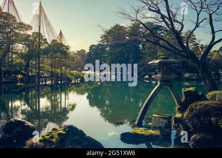 Die Kotoji Toro, eine zweibeinige Steinlaterne in kanazawa, japan Stockfoto