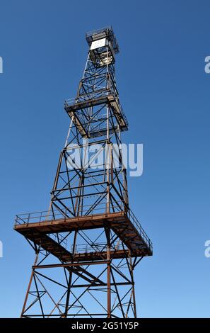 Das Red Fork Centennial Derrick am Route 66 Historical Village in Tulsa, Oklahoma, ist eine Nachbildung, die an das Erbe der Ölindustrie in der Region erinnert. Stockfoto