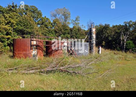 Rostende Öllagertanks stehen entlang einer ursprünglichen Strecke der Route 66 in der Nähe von Kellyville, Oklahoma, wo die Straße durch ein ehemaliges Ölfeld führt. Stockfoto