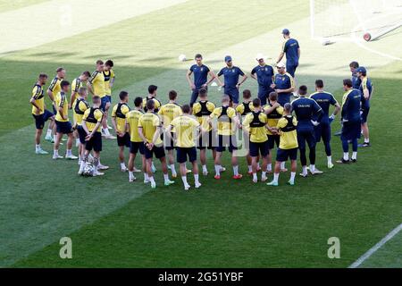 Bukarest, Rumänien. Juni 2021. Mitglieder der ukrainischen Fußballnationalmannschaft nehmen am 24. Juni 2021 an einer Trainingseinheit für das FUSSBALLTURNIER EURO 2020 in Bukarest, Rumänien, Teil. Die Ukraine wird am 29. Juni in Glasgow, Großbritannien, bei ihrem Spiel der 16. Runde gegen Schweden treten. Quelle: Cristian Cristel/Xinhua/Alamy Live News Stockfoto