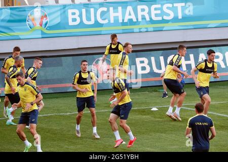 Bukarest, Rumänien. Juni 2021. Die Spieler der ukrainischen Fußballnationalmannschaft nehmen am 24. Juni 2021 an einer Trainingseinheit für das FUSSBALLTURNIER EURO 2020 in Bukarest, Rumänien, Teil. Die Ukraine wird am 29. Juni in Glasgow, Großbritannien, bei ihrem Spiel der 16. Runde gegen Schweden treten. Quelle: Cristian Cristel/Xinhua/Alamy Live News Stockfoto