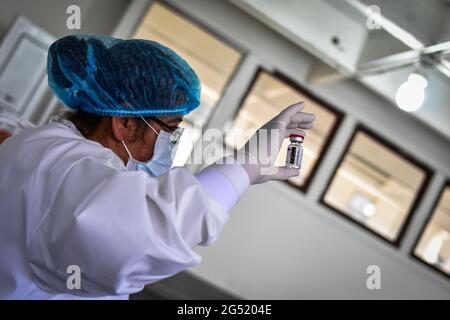 Ipiales, Kolumbien. Juni 2021. Eine Krankenschwester zeigt die Impfstoffflasche AstraZeneca COVID-19 in der Grenzstadt Ipiales im Departement Narino, einer der Städte, die ausgewählt wurden, um am 24. Juni in Ipiales, Narino, eine Massenimpfung zu beginnen, um eine wirtschaftliche Reaktivierung im Grenzgebiet zwischen Kolumbien und Ecuador zu erreichen. 2021 Credit: Long Visual Press/Alamy Live News Stockfoto