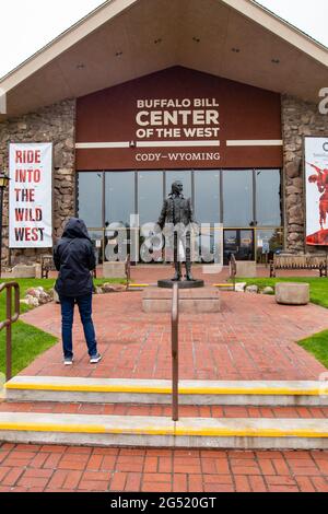 Cody, Wyoming, USA, 23. Mai 2021: Tourist am Vordereingang des Buffalo Bill Center of the West, das 5 Museen beherbergt, vertikal Stockfoto