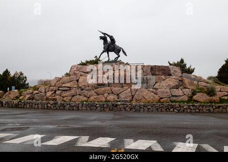 Cody, Wyoming, USA, 23. Mai 2021: Statue von William F. Cody 'Buffalo Bill-the Scout' aus Bronze befindet sich vor dem Buffalo Bill Center, horizontal Stockfoto