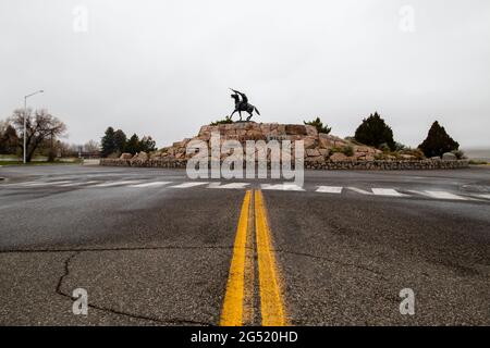 Cody, Wyoming, USA, 23. Mai 2021: Statue von William F. Cody 'Buffalo Bill-the Scout' aus Bronze befindet sich vor dem Buffalo Bill Center, horizontal Stockfoto