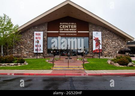 Cody, Wyoming, USA, 23. Mai 2021: Fronteingang des Buffalo Bill Center of the West, das 5 Museen beherbergt, horizontal Stockfoto