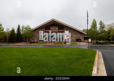 Cody, Wyoming, USA, 23. Mai 2021: Fronteingang des Buffalo Bill Center of the West, das 5 Museen beherbergt, horizontal Stockfoto