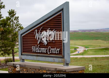 Beulah, Wyoming, USA, Mai 22, 2021 Welcome Center Schild, wenn Sie den Staat auf der I-90 aus South Dakota, horizontal eingeben Stockfoto