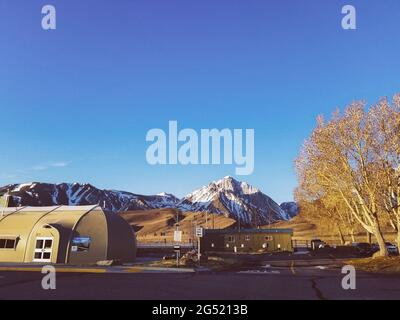 Mammut Yosemite Flughafen in der goldenen Stunde im Frühjahr gegen Sierra Nevada Stockfoto