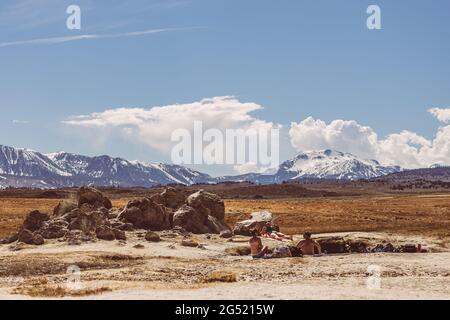 Wild Willy's Hot Springs mit Blick auf die Osterberge der Sierra an sonnigen Tagen Stockfoto