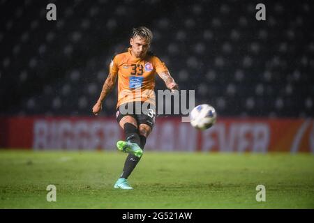 Buriram, Thailand. Juni 2021. Philip Roller von Port FC beim AFC Champions League 2021-Spiel der Gruppe J zwischen Kitchee SC und Port FC im Buriram Stadium in Aktion gesehen. (Endergebnis; Kitchee SC 2:0 Port FC) (Foto: Amphol Thongmueangluang/SOPA I/Sipa USA) Quelle: SIPA USA/Alamy Live News Stockfoto