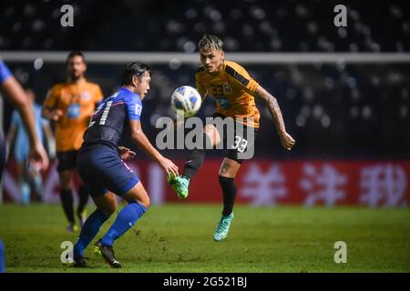 Buriram, Thailand. Juni 2021. Philip Roller (R) von Port FC während des AFC Champions League 2021 Gruppe J-Spiels zwischen Kitchee SC und Port FC im Buriram Stadium in Aktion gesehen (Endstand; Kitchee SC 2:0 Port FC) (Foto von Amphol Thongmueangluang/SOPA I/Sipa USA) Credit: SIPA USA/Alamy Live News Stockfoto