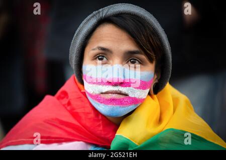 Buenos Aires, Argentinien. Juni 2021. Eine Person wartet auf die Abstimmung des Gesetzes. Abstimmung und Genehmigung der Arbeitsquote für Transvestiten und Transgender in Argentinien versammelte sich eine große Gruppe von Menschen vor dem Kongress der argentinischen Nation, um eine Mahnwache abzuhalten und auf das Ergebnis der Abstimmung des Senats zu warten, die mit der Verabschiedung des Gesetzes endete. (Foto: Manuel Cortina/SOPA Images/Sipa USA) Quelle: SIPA USA/Alamy Live News Stockfoto