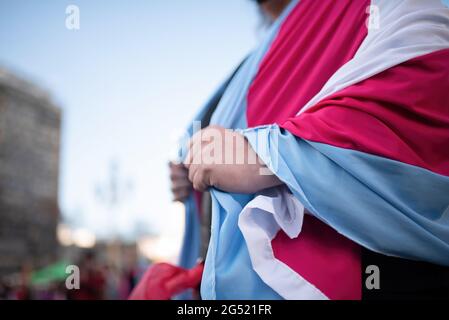 Buenos Aires, Argentinien. Juni 2021. Eine Person wartet auf die Abstimmung des Gesetzes. Abstimmung und Genehmigung der Arbeitsquote für Transvestiten und Transgender in Argentinien versammelte sich eine große Gruppe von Menschen vor dem Kongress der argentinischen Nation, um eine Mahnwache abzuhalten und auf das Ergebnis der Abstimmung des Senats zu warten, die mit der Verabschiedung des Gesetzes endete. (Foto: Manuel Cortina/SOPA Images/Sipa USA) Quelle: SIPA USA/Alamy Live News Stockfoto