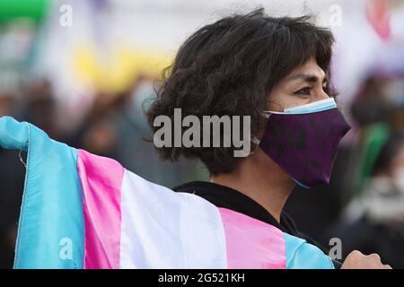 Buenos Aires, Argentinien. Juni 2021. Eine Person wartet auf die Abstimmung des Gesetzes. Abstimmung und Genehmigung der Arbeitsquote für Transvestiten und Transgender in Argentinien versammelte sich eine große Gruppe von Menschen vor dem Kongress der argentinischen Nation, um eine Mahnwache abzuhalten und auf das Ergebnis der Abstimmung des Senats zu warten, die mit der Verabschiedung des Gesetzes endete. Kredit: SOPA Images Limited/Alamy Live Nachrichten Stockfoto