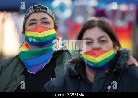 Buenos Aires, Argentinien. Juni 2021. Zwei Personen warten auf die Abstimmung des Gesetzes. Abstimmung und Genehmigung der Arbeitsquote für Transvestiten und Transgender in Argentinien versammelte sich eine große Gruppe von Menschen vor dem Kongress der argentinischen Nation, um eine Mahnwache abzuhalten und auf das Ergebnis der Abstimmung des Senats zu warten, die mit der Verabschiedung des Gesetzes endete. Kredit: SOPA Images Limited/Alamy Live Nachrichten Stockfoto