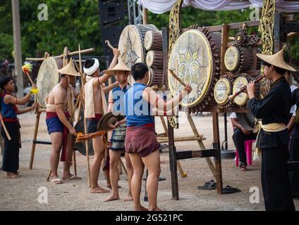 Lamphun, Thailand - 12. April 2019: Künstler tragen altes Lanna-Kostüm und führen Lanna-Trommelmusik auf dem Songkran-Festival in der Provinz Lamphun auf Stockfoto