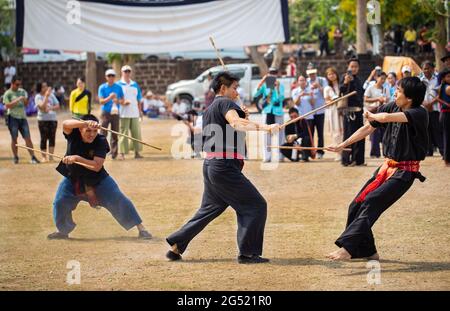 Lamphun, Thailand - 12. April 2019: Männer führen auf dem Songkran-Festival in der Provinz Lamphun Kampfkünste im Lanna-Northern-Stil auf Stockfoto