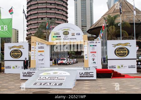 Die offizielle Flagge außerhalb der Bühne für die World Rally Championship (WRC) Safaryallye 2021 auf dem KICC-Gelände.Präsident Uhuru Kenyatta hat die World Rally Championship (WRC) Safari Rally 2021 im Kenyatta International Convention Center in Nairobi, Kenia, markiert. Die Kenya Safari Rally feiert nach 19 Jahren ein Comeback und in diesem Jahr lockte die Meisterschaft 58 Teilnehmer aus der ganzen Welt an. Nach der Flagge des KICC fuhren die Autos nach Kasarani, um ihr Können der Öffentlichkeit zu präsentieren. Am Freitag, den 25. Juni 2021, startet das Hauptrennen vom Hauptservicepark in den KW Stockfoto