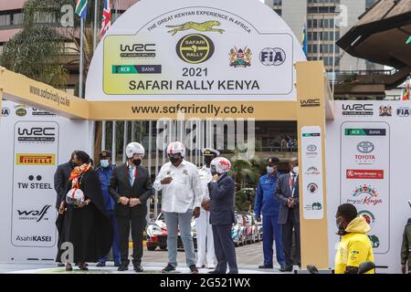 Der kenianische Präsident Uhuru Kenyatta (C) und der Präsident der FIA (Fédération Internationale de l'Automobile) Jean Todt (R) versuchen Helme aus dem Start des sicheren und erschwinglichen Helmprogramms der FIA, Während der offiziellen Flaggenzeremonie der World Rally Championship (WRC) Safaryallye 2021 auf dem KICC-Gelände hat Präsident Uhuru Kenyatta die World Rally Championship (WRC) Safari-Rallye 2021 im Kenyatta International Convention Center in Nairobi, Kenia, markiert. Die Kenya Safari Rally feiert nach 19 Jahren ein Comeback und in diesem Jahr lockte die Meisterschaft 58 Teilnehmer aus der ganzen Welt an. Nach der Flagge aus Fr. Stockfoto