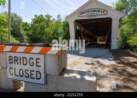 Die überdachte Spencerville-Brücke von 1873 wird in Spencerville, Indiana, USA, renoviert. Stockfoto