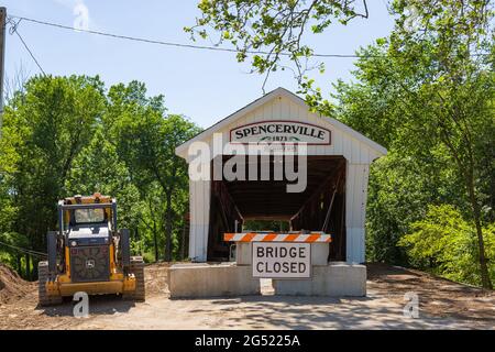 Die überdachte Spencerville-Brücke von 1873 wird in Spencerville, Indiana, USA, renoviert. Stockfoto