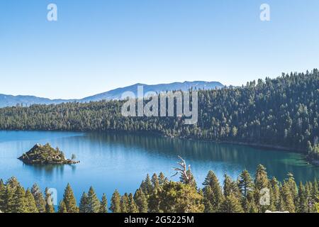 Emerald Bay, Lake Tahoe, Kalifornien mit Blick auf die Fannette Insel an klaren Tagen Stockfoto