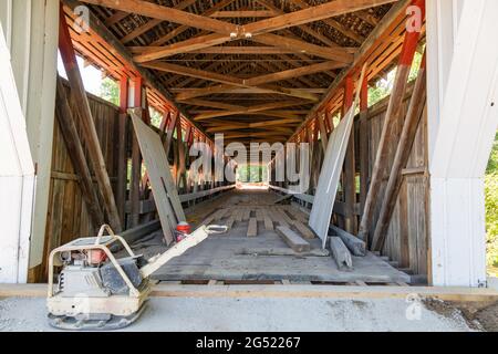 Das Innere der Spencerville Covered Bridge von 1873 wird in Spencerville, Indiana, USA, sanierung durchgeführt. Stockfoto