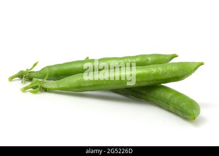 Köstliche junge Erbsen in einer Hülse isoliert auf weißem Hintergrund. Süße Erbsen Stockfoto