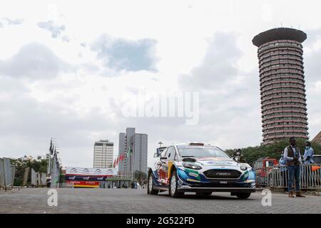 Einer der Rennwagen, der während der offiziellen Flaggenzeremonie der World Rally Championship (WRC)-Safaryallye 2021 auf dem KICC-Gelände entlang der straße des parlaments gesehen wurde.Präsident Uhuru Kenyatta hat die World Rally Championship (WRC)-Safari-Rallye 2021 im Kenyatta International Convention Center in Nairobi, Kenia, markiert. Die Kenya Safari Rally feiert nach 19 Jahren ein Comeback und in diesem Jahr lockte die Meisterschaft 58 Teilnehmer aus der ganzen Welt an. Nach der Flagge des KICC fuhren die Autos nach Kasarani, um ihr Können der Öffentlichkeit zu präsentieren. Am Freitag, 25. Juni 2021 t Stockfoto