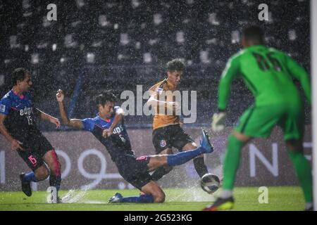 Buriram, Thailand. Juni 2021. Bordin Phala (C) von Port FC während des AFC Champions League 2021 Gruppe J-Spiels zwischen Kitchee SC und Port FC im Buriram Stadium in Aktion (Endstand; Kitchee SC 2:0 Port FC) Credit: SOPA Images Limited/Alamy Live News Stockfoto